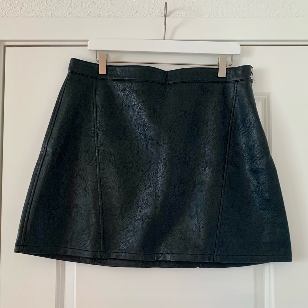 MOVING SALE | Women’s Zara Basics Black Vegan Leather Mini Skirt, Size XL - Picture 4 of 5